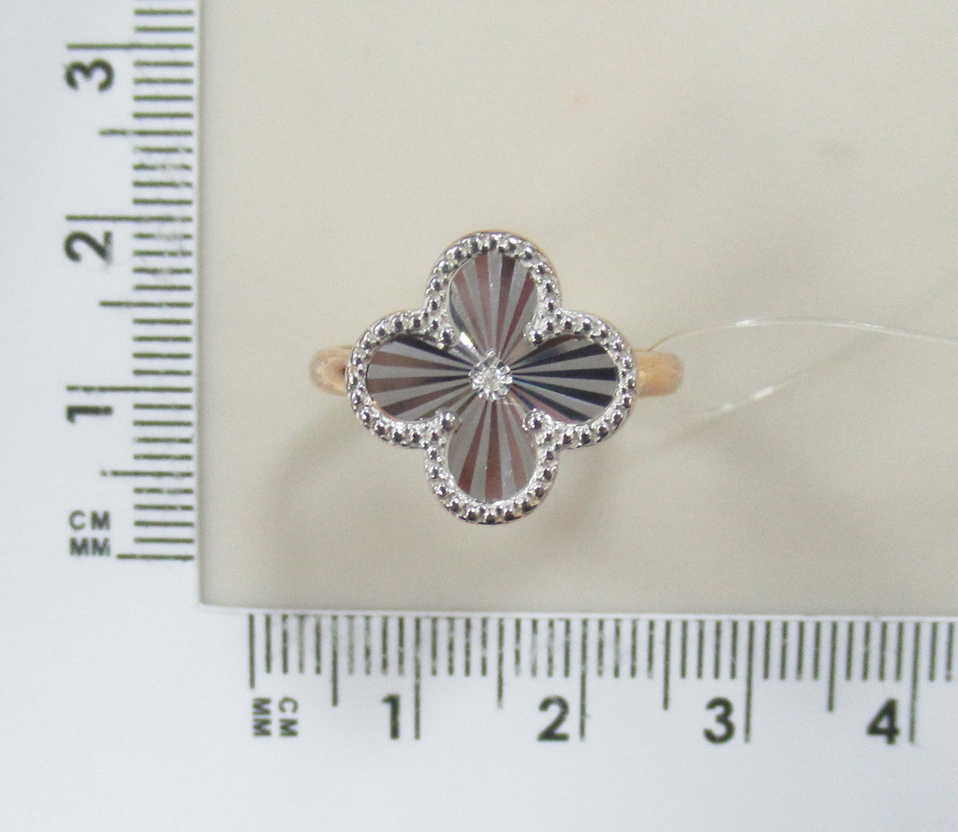 Серебряное кольцо с бриллиантом "Клевер"